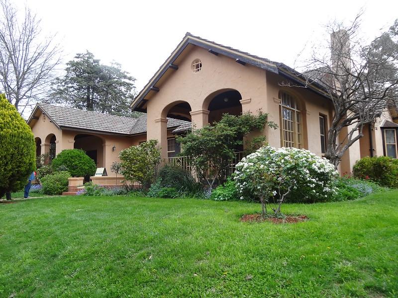 Front lawn house in Canberra historical sites
