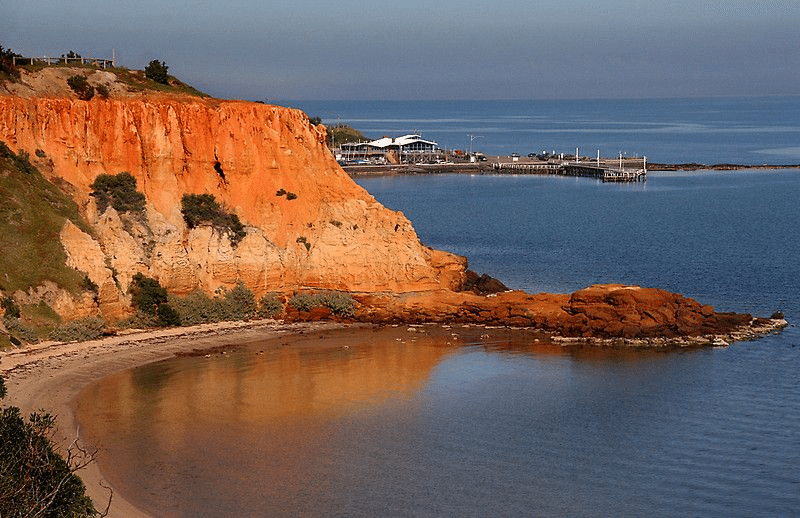 Coastal view with large body of water beside a cliff in Bayside Melbourne
