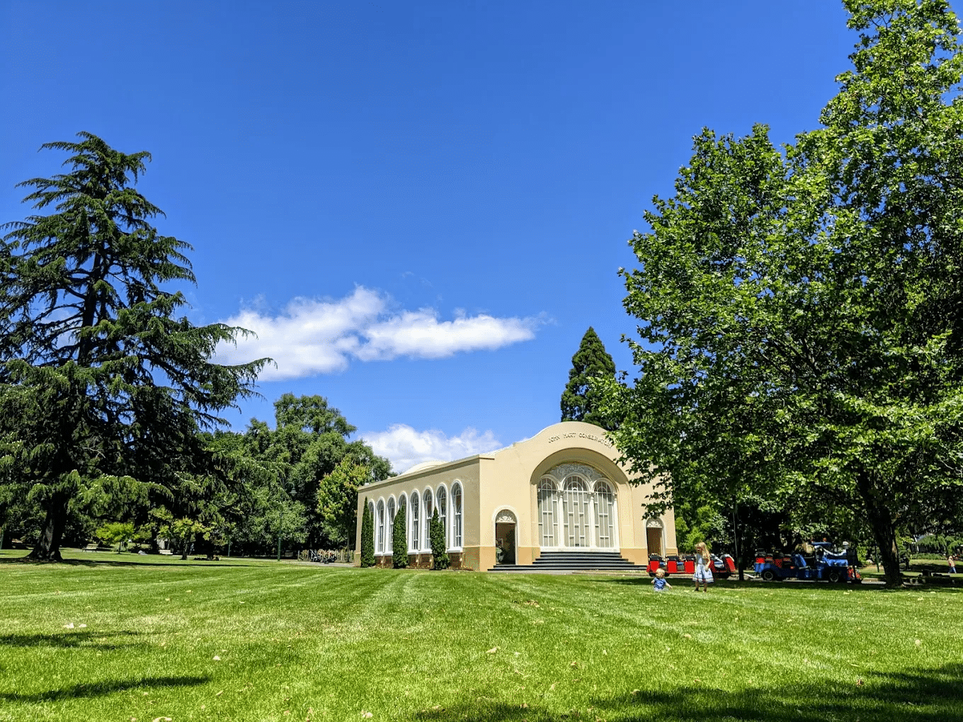 House with green lawn, ideal for group gatherings in Launceston