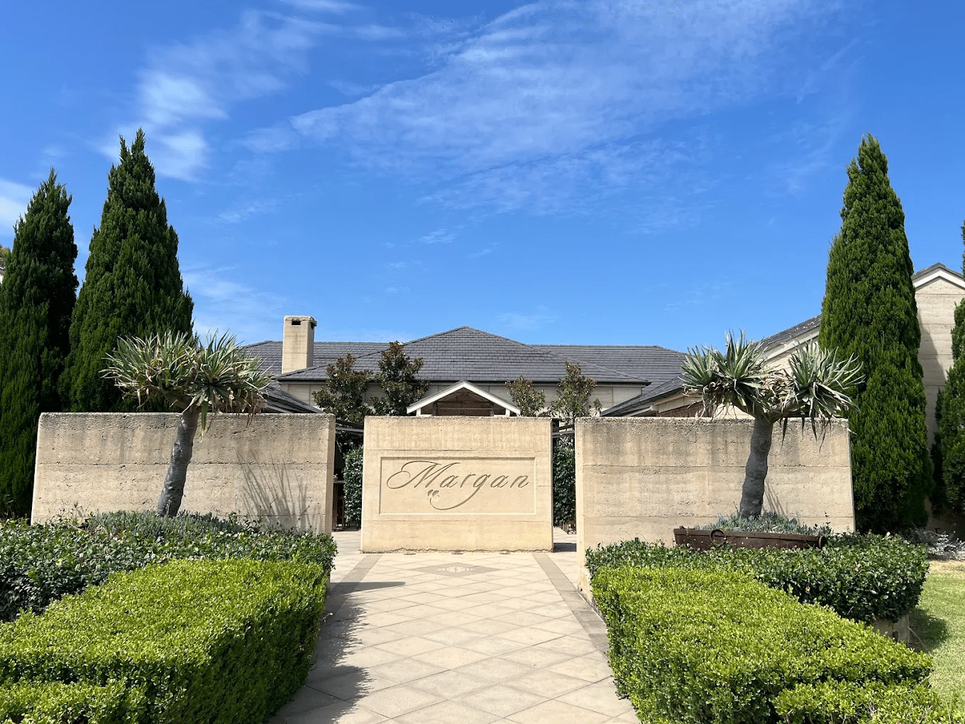 House with sign in front for Hunter Valley wine tours